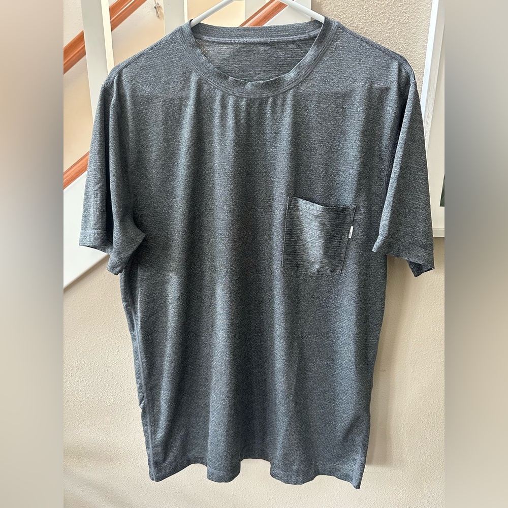 Vuori Tradewind Tshirt Tee Grey Pocket Crew Small Performance Charcoal